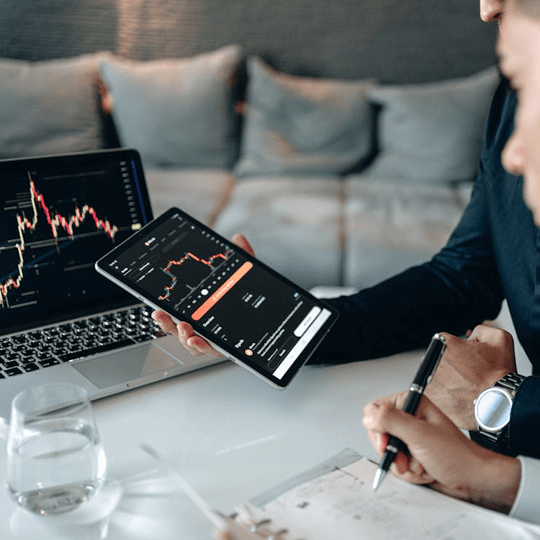 Bexlorit - Team von Kryptowährungsexperten